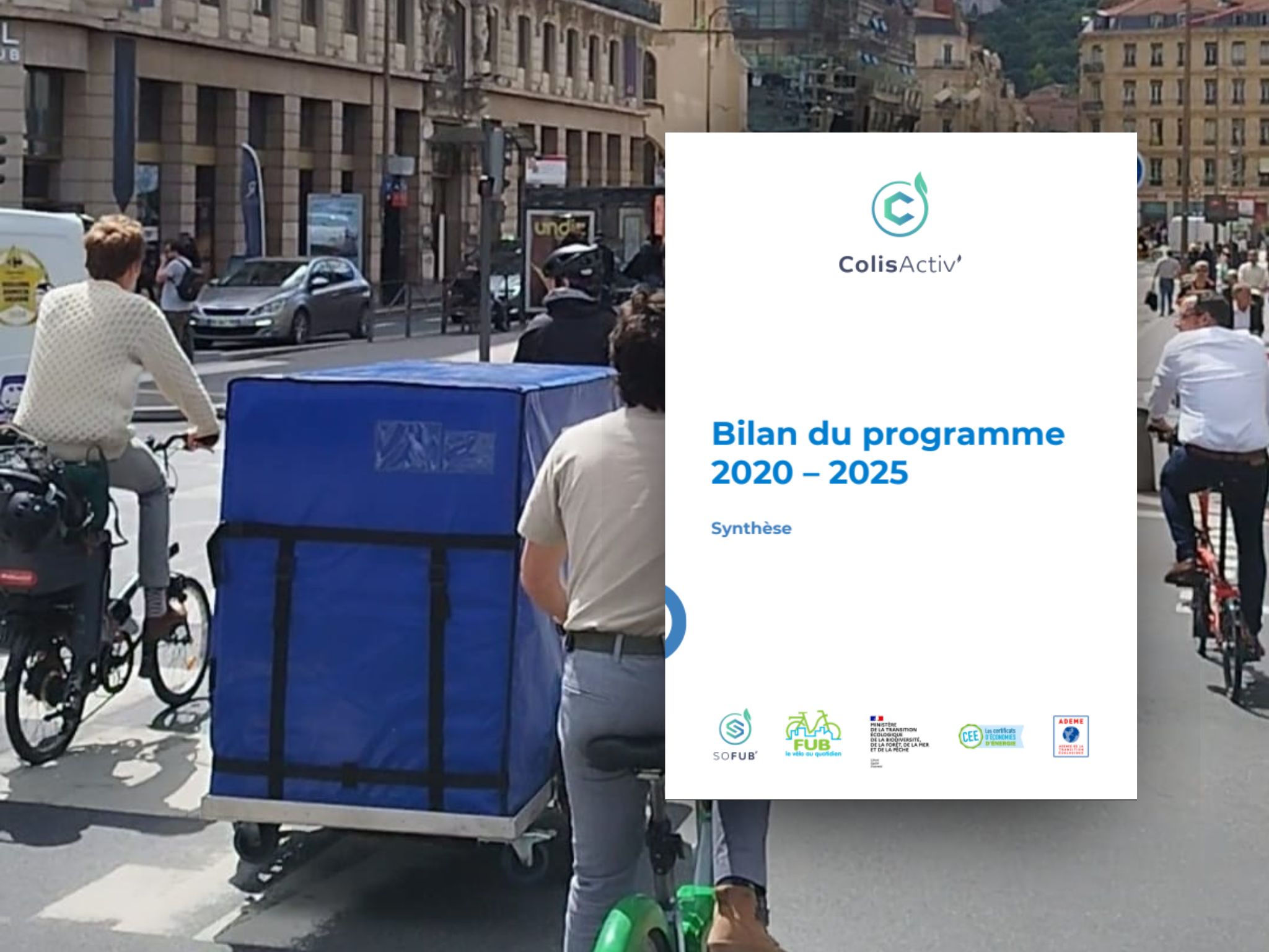 ColisActiv’ : le bilan de cinq années au service de la cyclologistique Cyclologisticien effectuant une livraison urbaine à vélo cargo, illustrant le bilan du programme ColisActiv’.